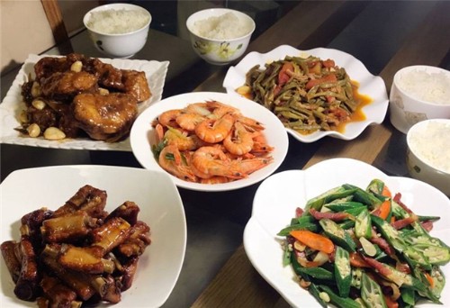 老公同事来家里做客,我做了一桌菜招待,饭后他的话让我莫名其妙