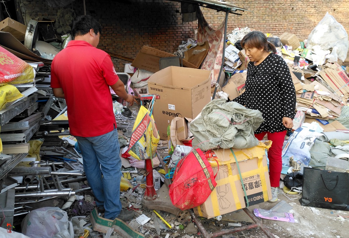 5旬大妈住优美小区,每天携夫牵孙捡拾破烂, 背后故事让人心酸