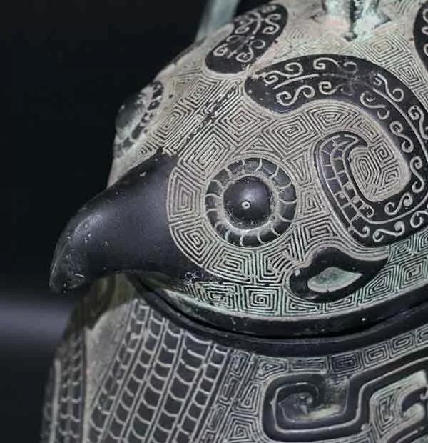 铿锵重器:青铜提梁鸮,整器造型壮硕纹饰以浅浮雕表现方式展现