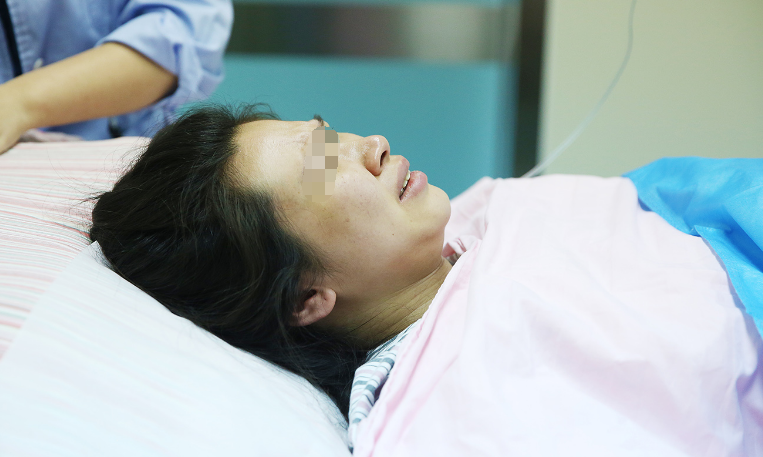 产妇难产,生死关头却一直指着床底下,医生低头一看,全场哽咽哭