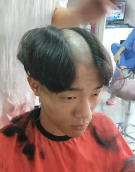 抖音中分哥火了,当看到他最终的发型,网友:我