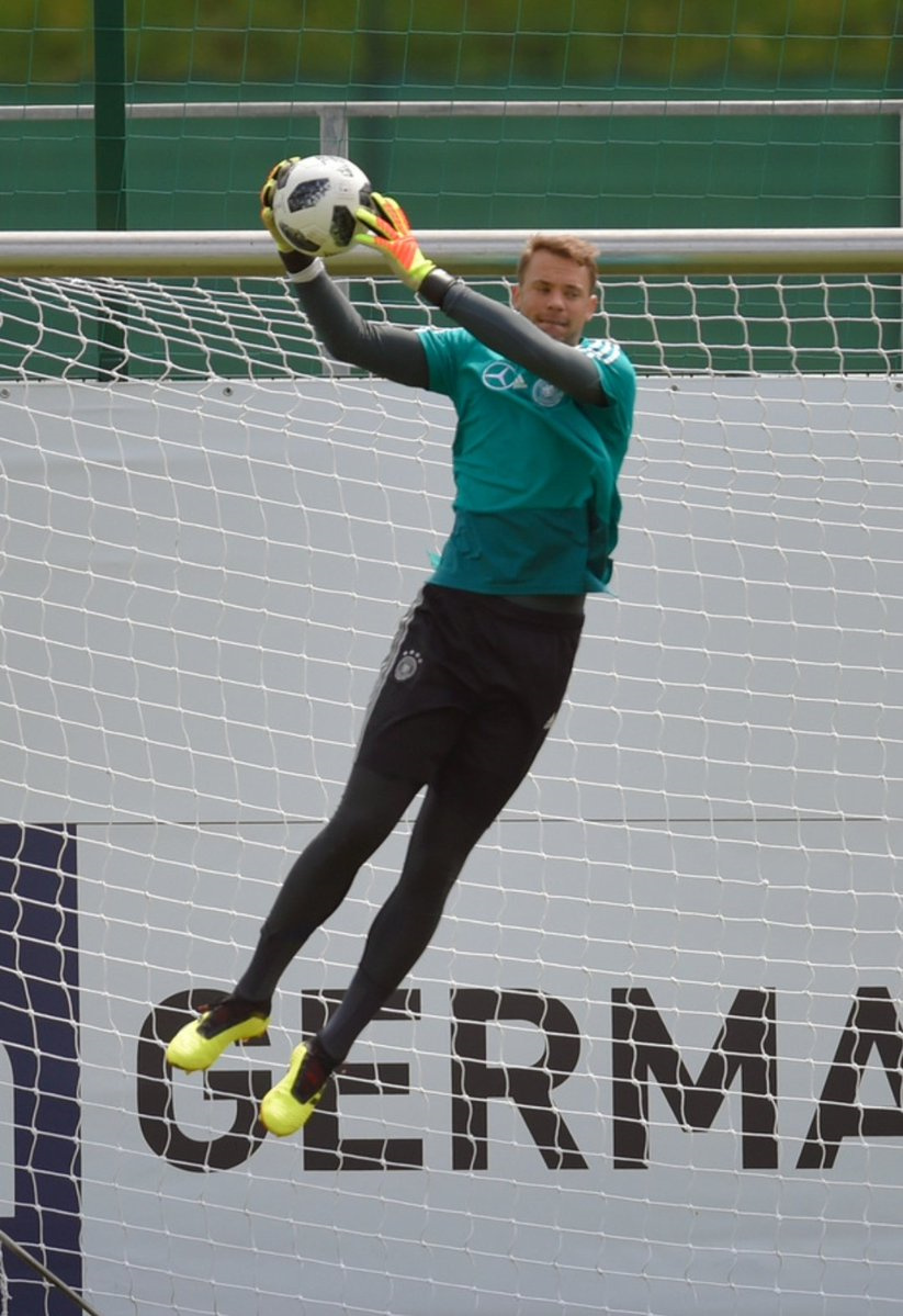 昨日训练中的诺伊尔!