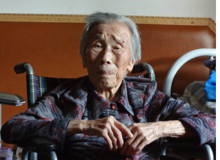 86岁老太把房产分给女儿后,就无家可归,4女儿看到存款都后悔了