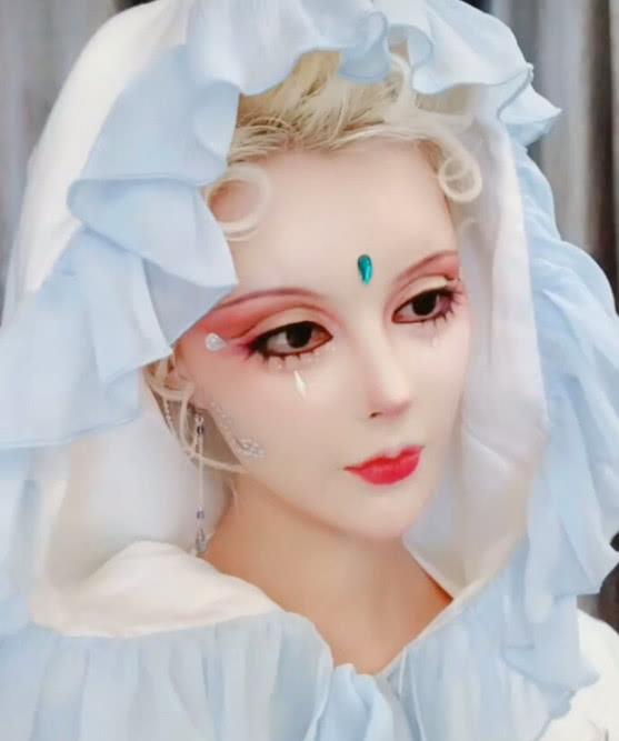 有一种黑瞳叫迪丽拉的眼睛,人中加一颗蓝宝石,男粉瞬间心动!