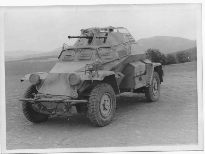 马库斯他们当时驾驶的正是sdkfz222型装甲侦察车.