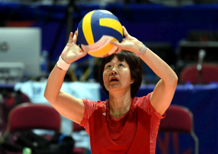 郎平亲自上阵指导队员,"铁榔头"风采依旧