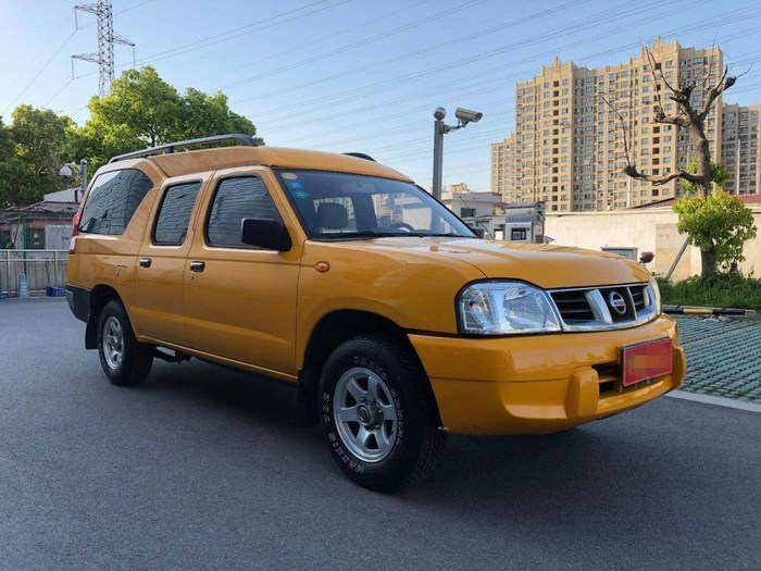 当年国内最豪 日产np300多功能车汽油皮卡