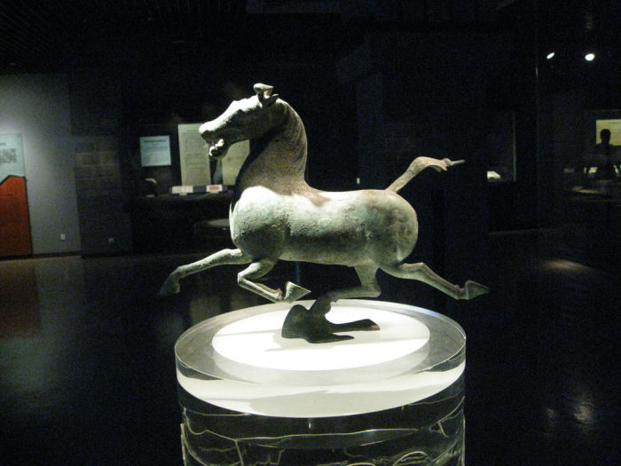 把天马行空的意境表现得淋漓尽致的青铜雕像|甘肃省博物馆的马踏飞燕