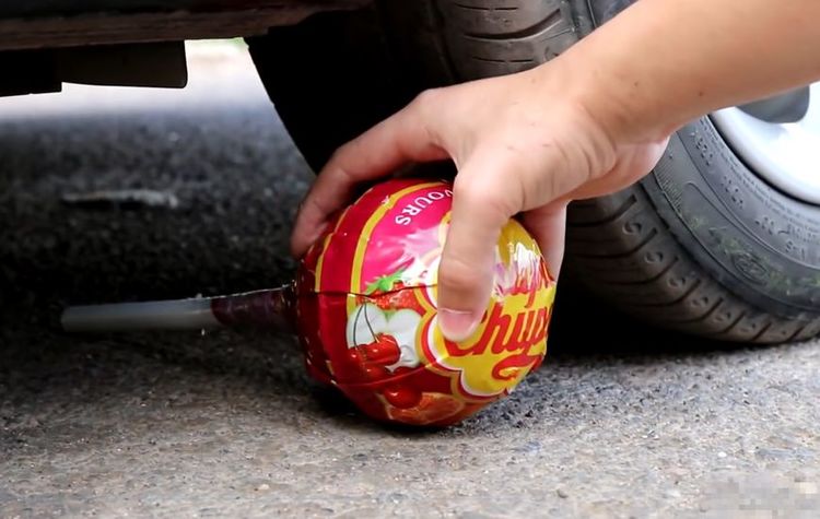 棒棒糖看似坚硬但其实非常的脆弱,我们把三根大号棒棒糖放在汽车轮胎