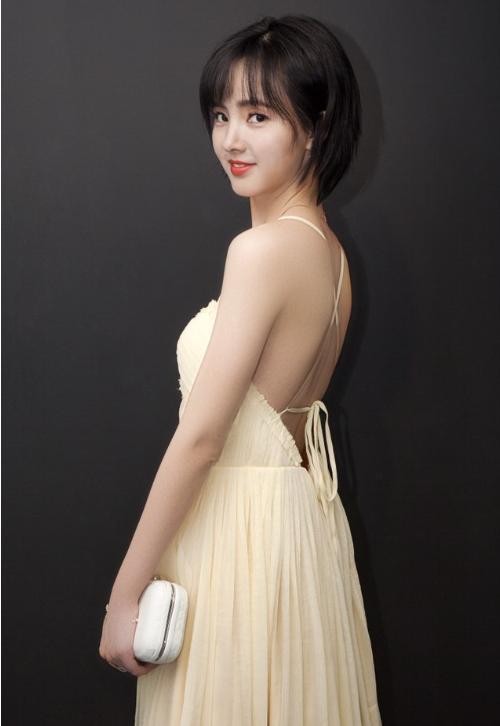 程小蒙身材太好用两根带子绑着都嫌勒网友和李易峰可惜了