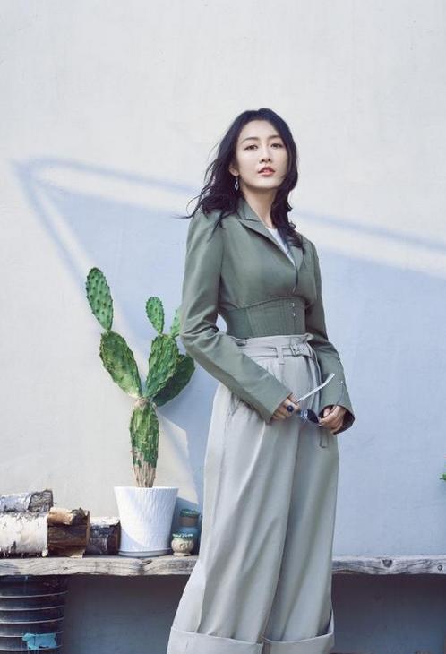 王鸥大热天地穿风衣现身, 网友: 也不怕捂出痱子!