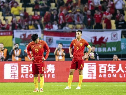 国足惨败后里皮愤怒,这几个镜头交代出他们下