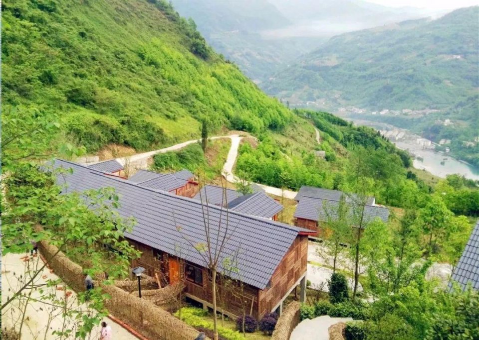 发展生态康养旅游吸引着游客络绎不绝,流连忘返独特的云顶山庄民宿