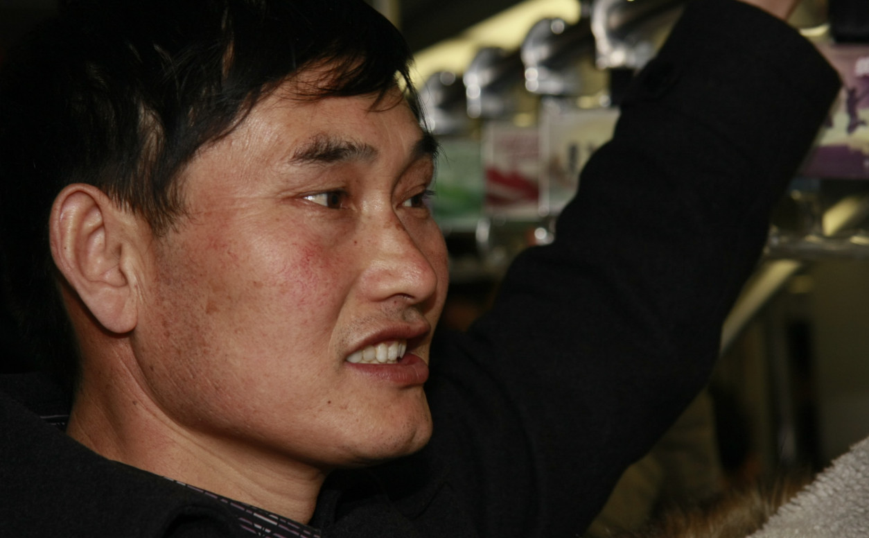 凭借着自己对唱歌的一腔热情,几十年坚持不懈,默默无闻,没有人知道他