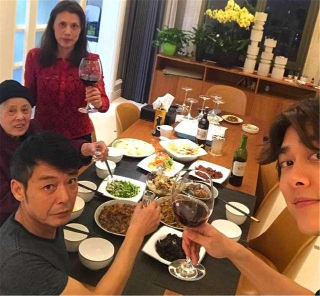明星晒年夜饭,沙溢家真丰盛,李易峰这是跟谁吃饭?