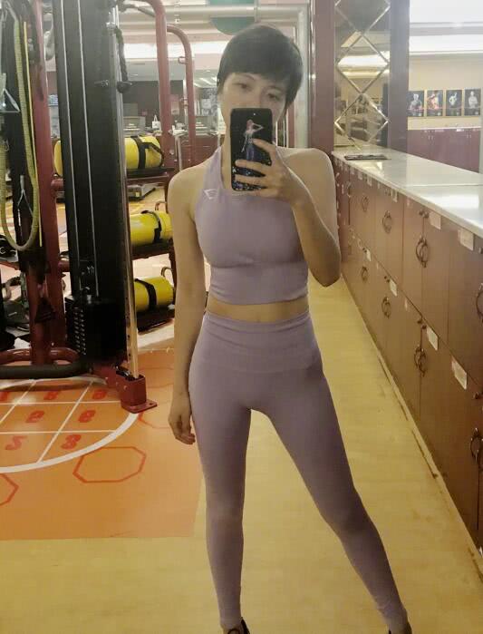 40岁杨乐乐晒健身照细腰长腿马甲线惹眼