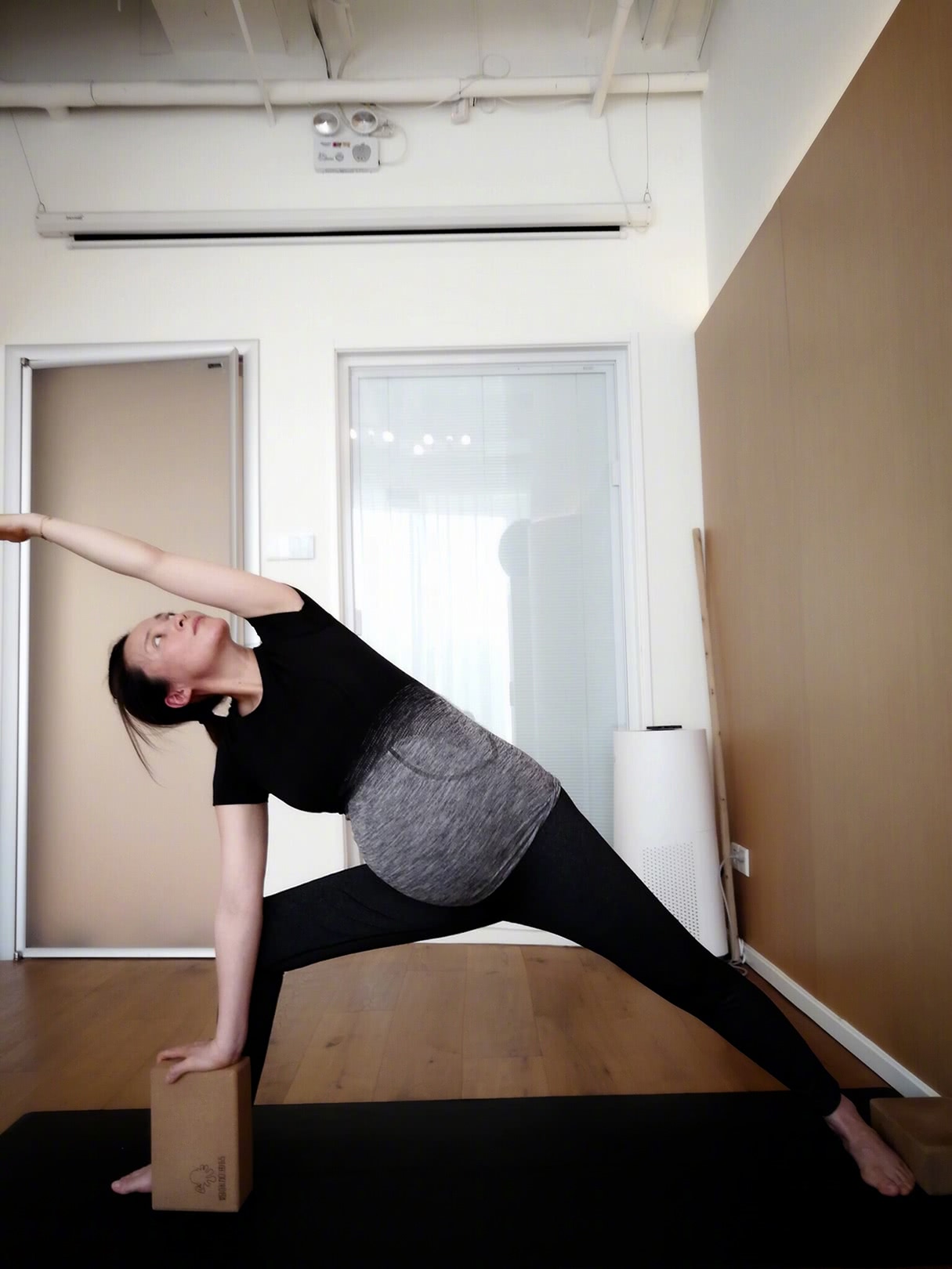 43岁的蒋勤勤怀二胎还坚持瑜伽健身 挺孕肚做高难度动作