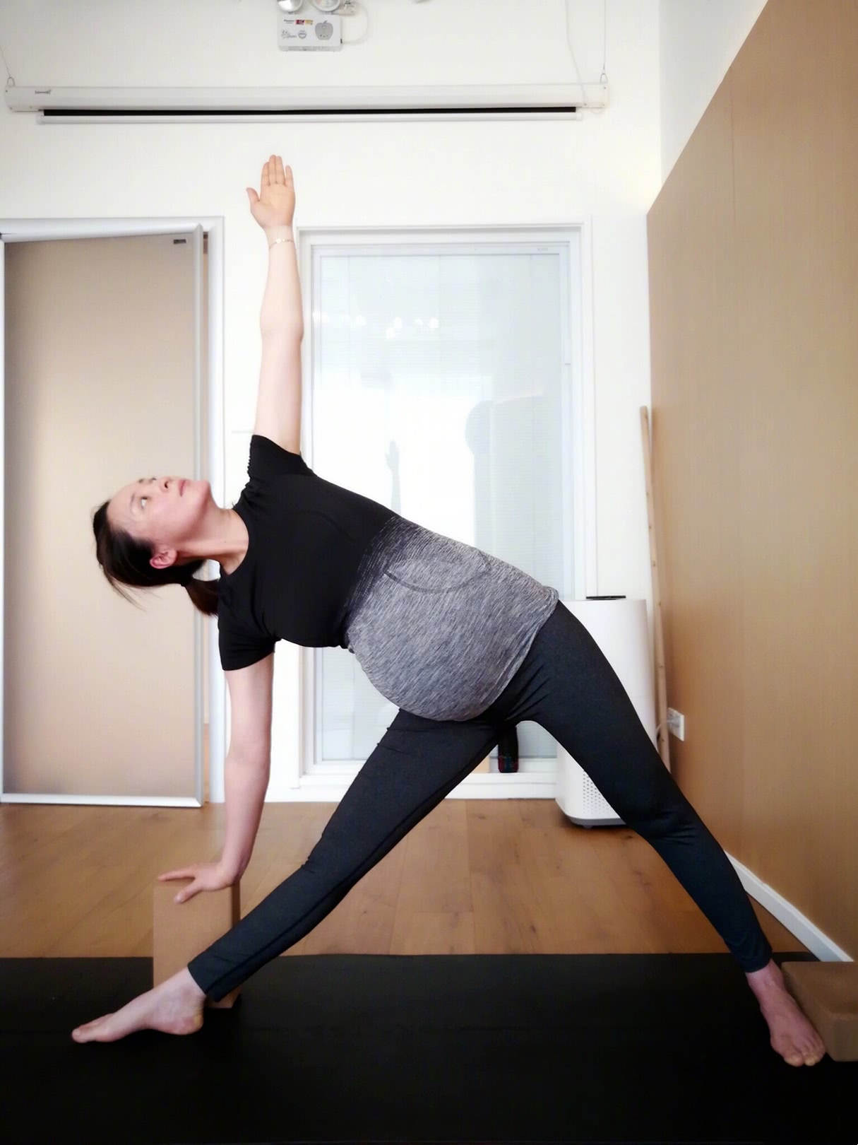 43岁的蒋勤勤怀二胎还坚持瑜伽健身 挺孕肚做高难度动作