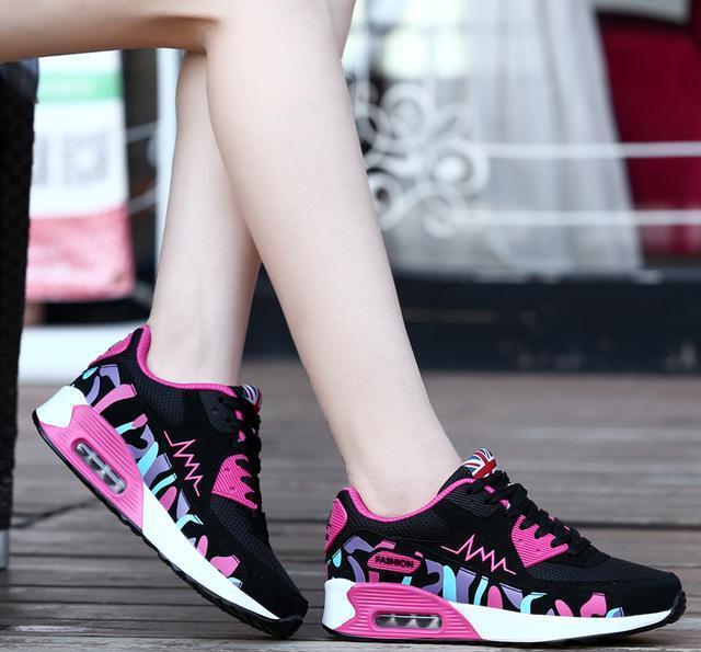 夏天喜欢跑步的你, 鞋子一定要透气还要穿的美腻!