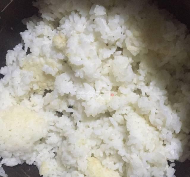 简单的咸蛋炒饭,让每一粒米饭都沾上咸蛋黄,越吃越香