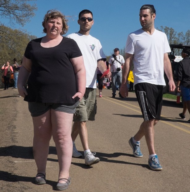 美国摄影师拍摄了一组胖女孩走在街上,身后的人表情亮了
