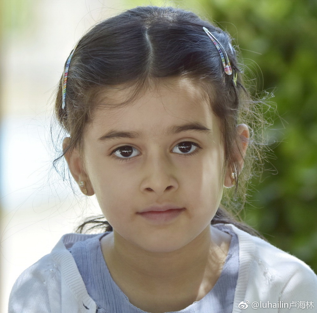 波斯小女孩天真可爱,笑脸如阳光般灿烂.