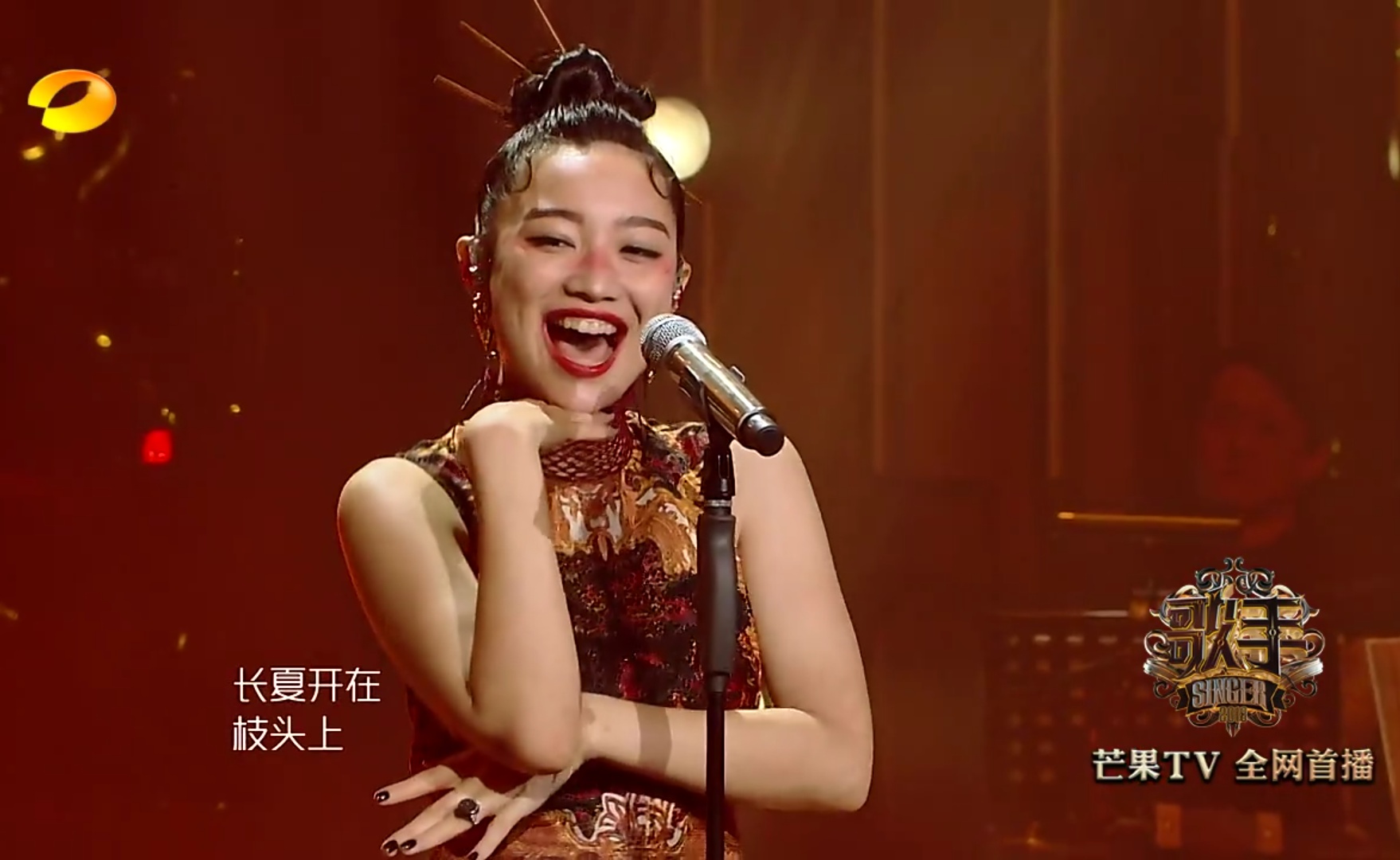 我是歌手中张天的一身造型很别致,这是来唱歌还是来跳舞呢?|张天|我是歌手|张天一_新浪新闻