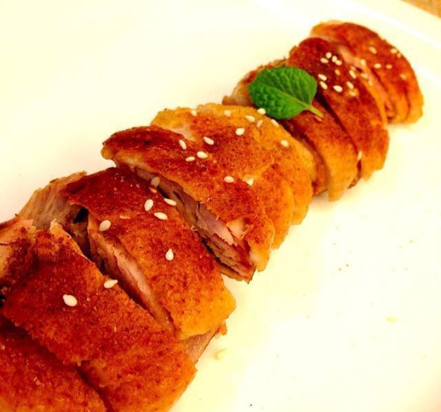 脆皮鸭最精华是香脆的鸭皮,一口咬下去连皮带肉多汁饱满