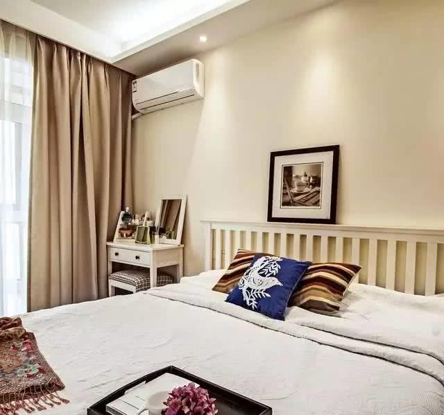 纯白的床品,配上木与白的卧室家具,连墙壁和窗帘也是淡淡的素素的.