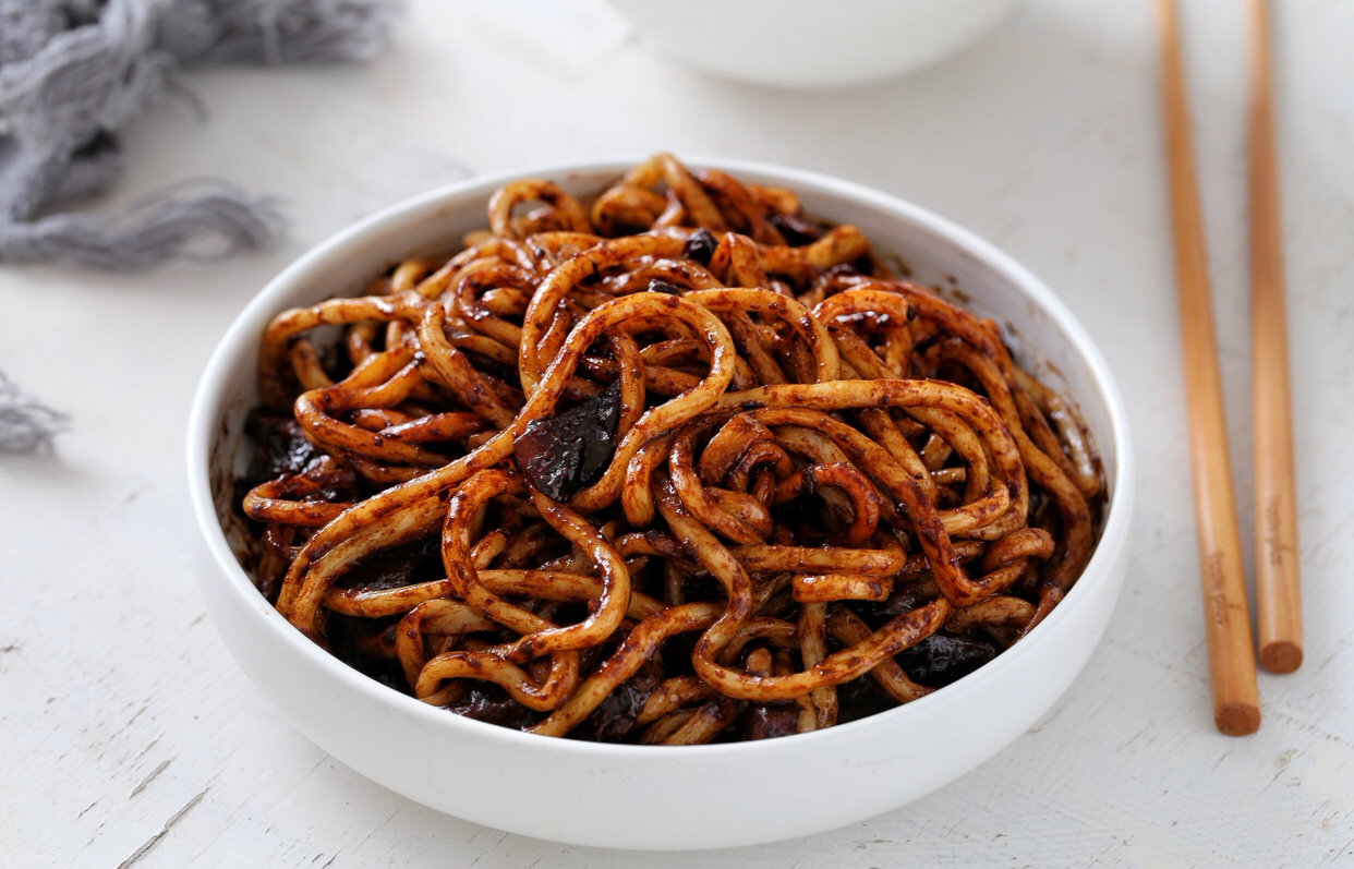 让人垂涎三尺的韩式炸酱面在家就能做色泽诱人香喷喷百吃不厌