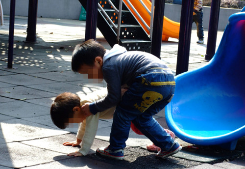 8岁男孩在公园扔石头打人,管理员教育,孩子称"你没资格管我"