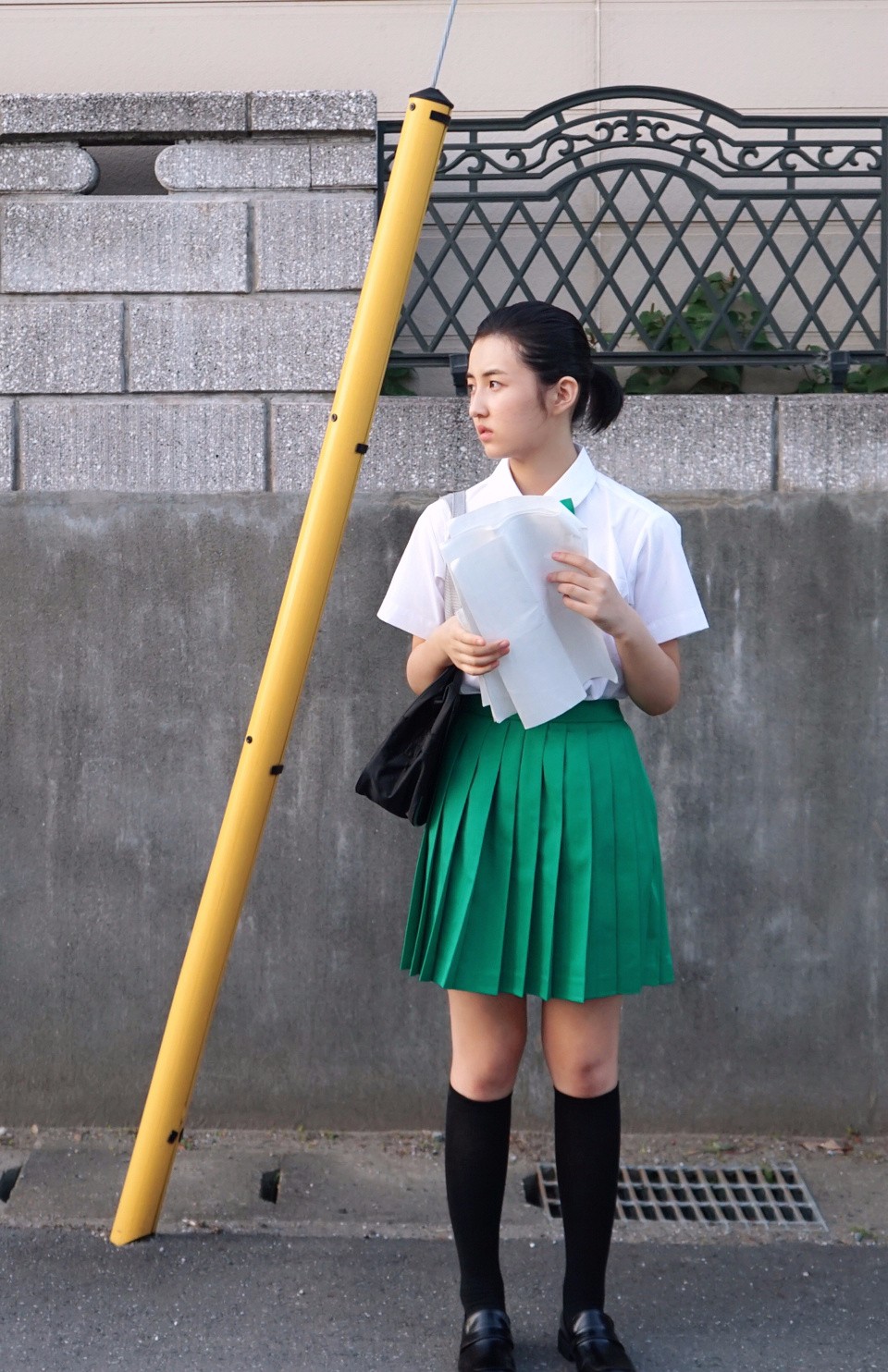 张子枫全套牛仔服穿出学院风视线往下却傻眼好奇她能抬起脚吗