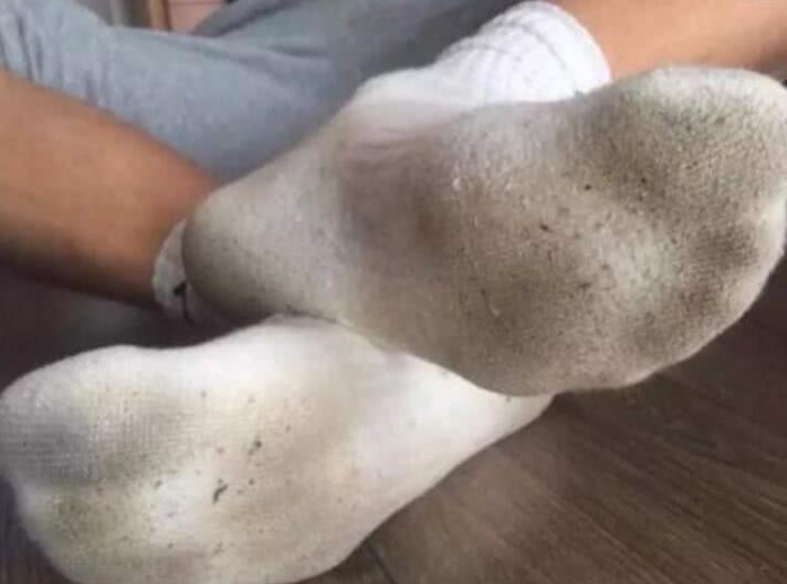 白袜子脏了难清洗?教你一招,再脏再黑的袜子也能轻松洗干净