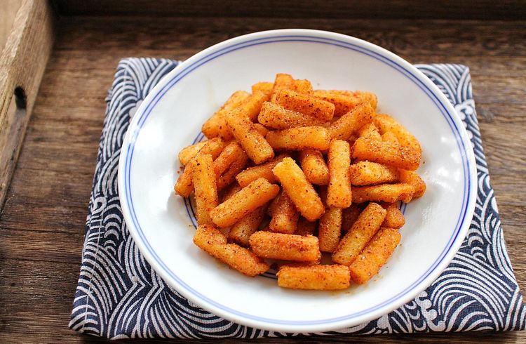 别再吃韩式辣年糕了,这样做出的年糕味道更赞,外脆里软好吃极了