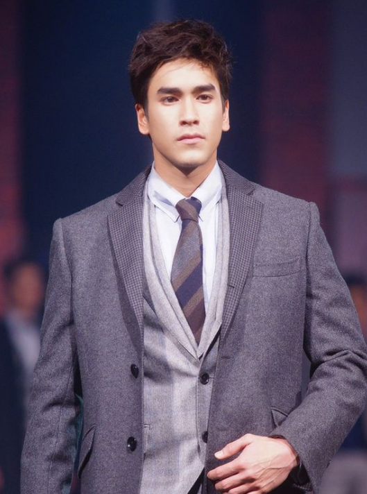 泰剧中经典的双胞胎剧情,nadech分饰两角还要相爱相杀