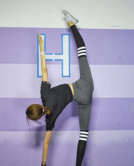 她是出名的"体操女神",熟悉各种高难度劈叉,还曾自曝喜欢老外