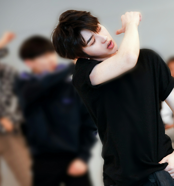 蔡徐坤跳舞瞬间的抓拍照,张张帅气有范,看后让你免疫力尽失