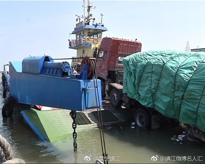 惊险镇江江心汽渡大货车抛锚半截上了船半截在岸上然后涨潮了