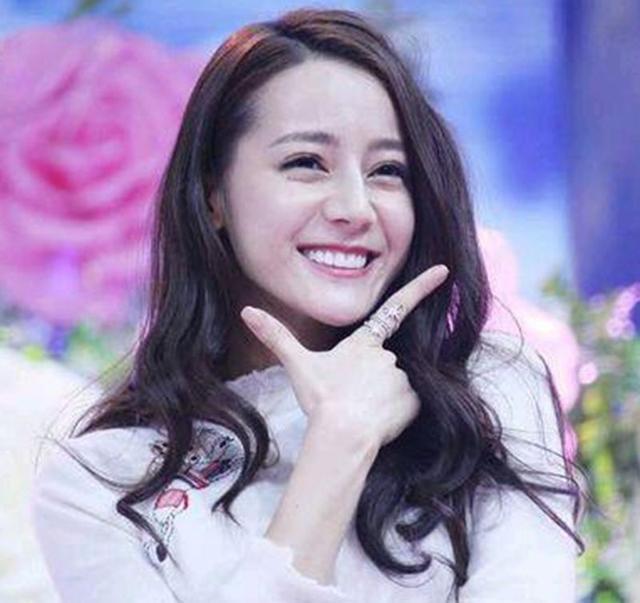 笑起来美的10位女星,杨幂月牙笑,刘诗诗最开心,只有她笑不露齿