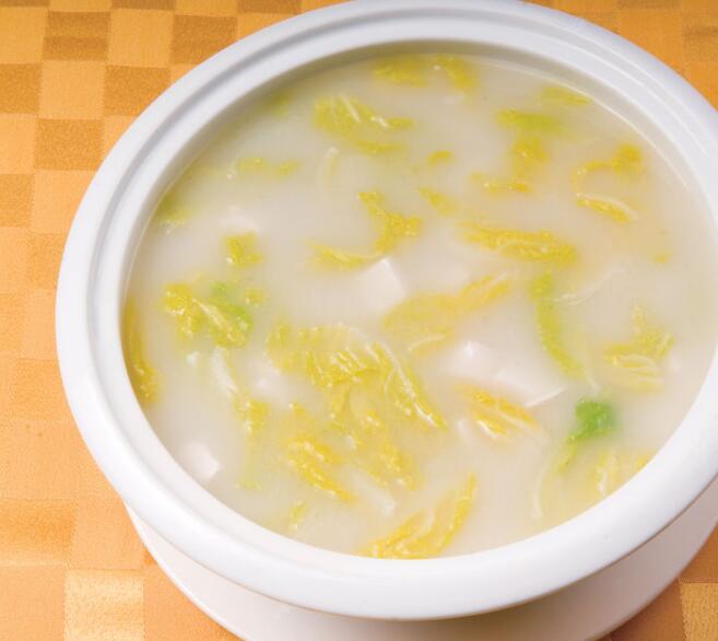 泰安的泰山清汤三美 白菜,豆腐,水合称"泰山三美".