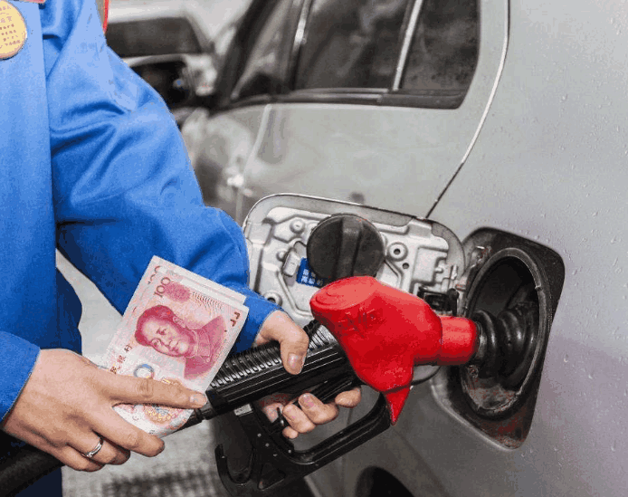 豪车被加92汽油, 车主大发雷霆, 加油工: 啥破车? 没加水都算好的