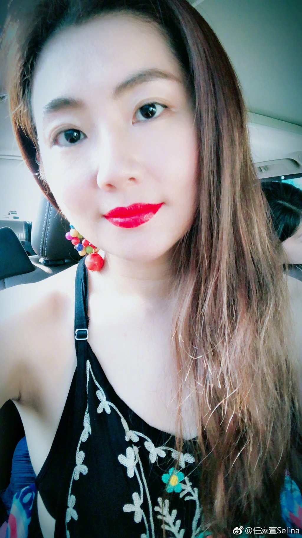 37岁任家萱穿橘色t恤配黑色长裤,秒变成17岁少女