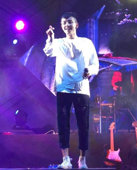 同为抖音男神,一个频频登上综艺,一个却忙着在各地酒吧巡演