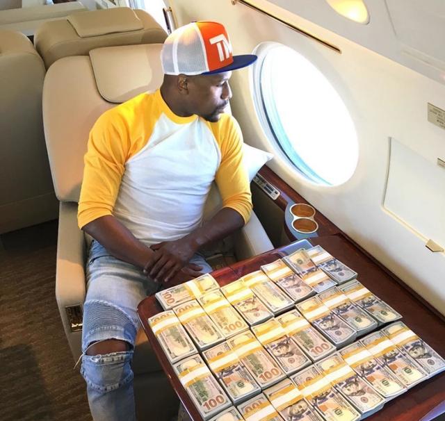 拳王梅威瑟又炫富!展示1亿美元高额支票,疑似挑衅嘴炮!