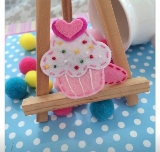 亲手为女儿做可爱的不织布发夹,让她亮丽十足!