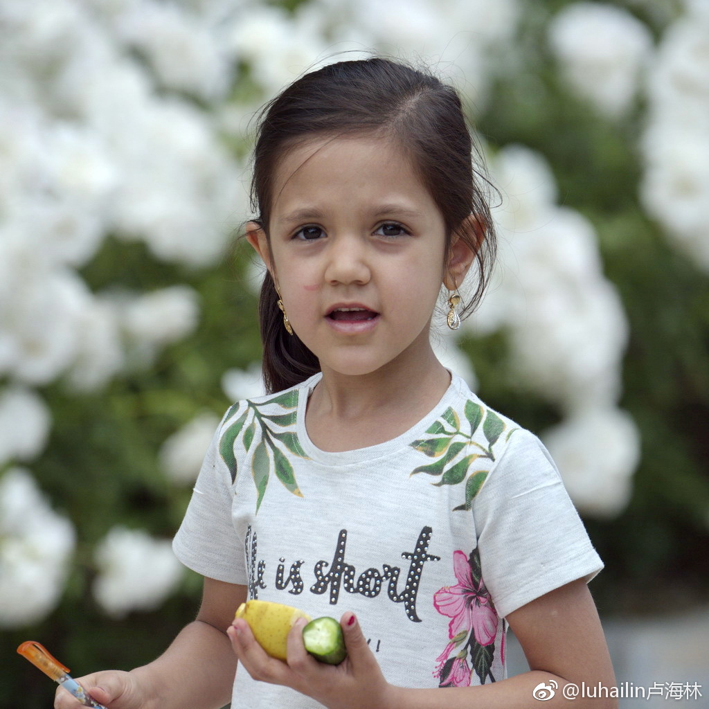 波斯小女孩天真可爱,笑脸如阳光般灿烂.