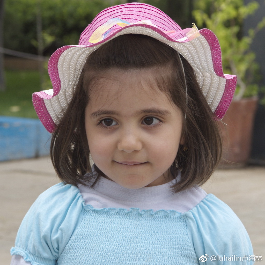 波斯小女孩天真可爱,笑脸如阳光般灿烂.