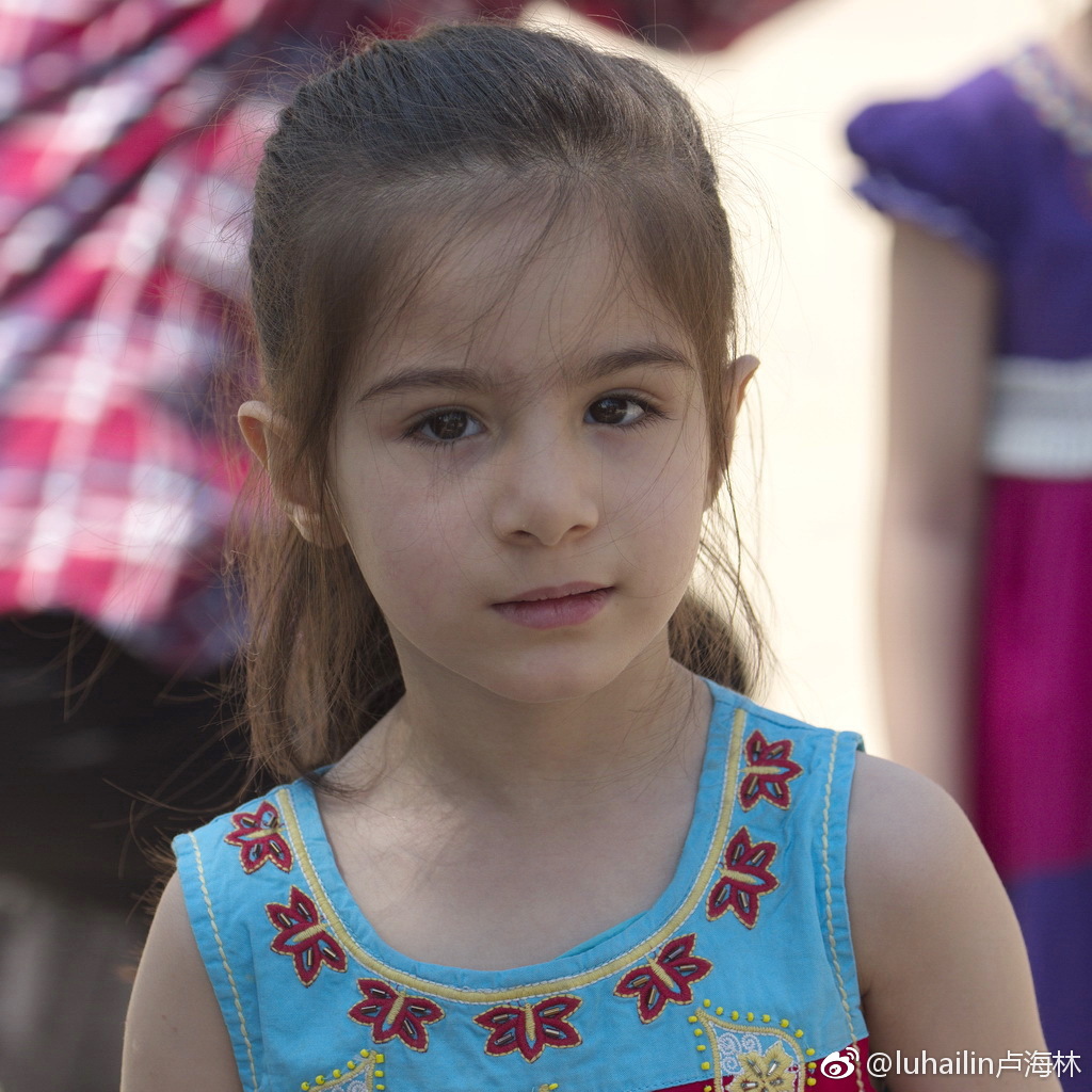 波斯小女孩天真可爱,笑脸如阳光般灿烂.