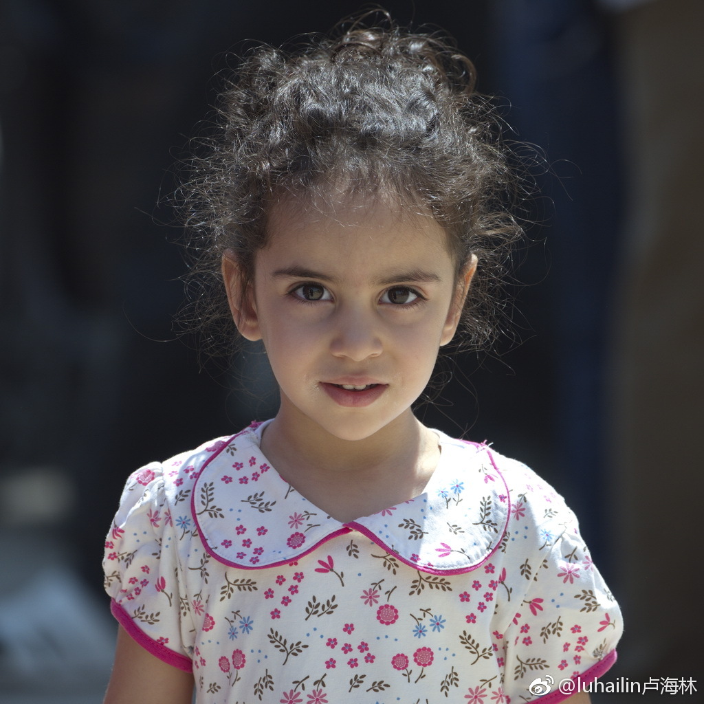 波斯小女孩天真可爱,笑脸如阳光般灿烂.