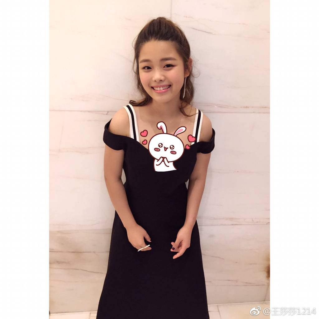 26岁王莎莎白色露脐装搭配黑色半身裙